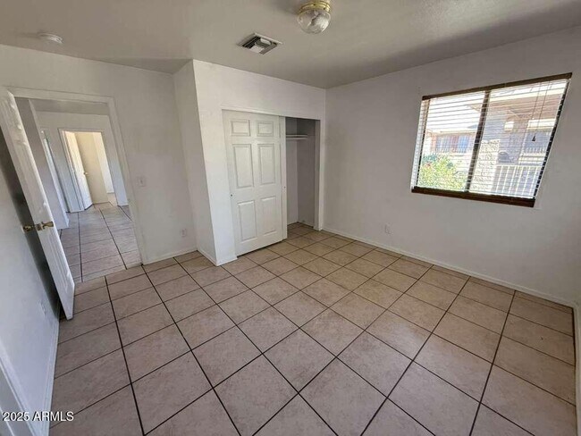 Building Photo - 712 E 17th St