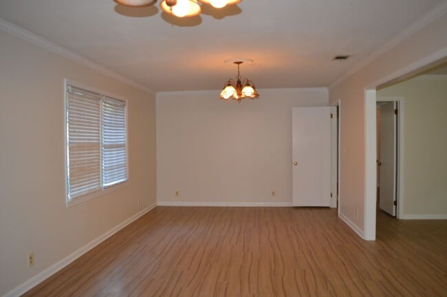 Building Photo - 222 Mary St