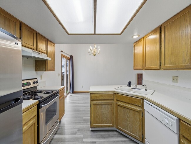 Building Photo - Bright & Spacious 3 Bed Home with Vaulted Ceilings & Fenced Yard AVAILABLE NOW!