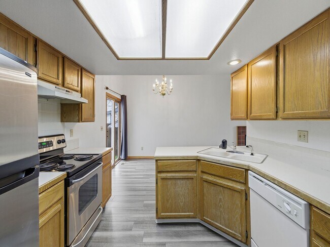 Building Photo - Bright & Spacious 3 Bed Home with Vaulted Ceilings & Fenced Yard