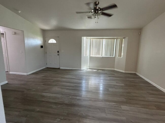 Building Photo - Bright & Comfortable 4 Bed, 2 Bath Home on...