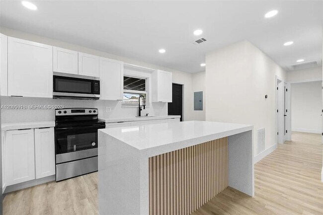 Building Photo - 331 W 40th Pl