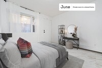 Building Photo - Private bedroom in 3 bed/1 bath Home