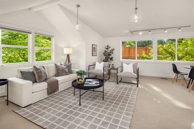 Building Photo - 5bd/2.75ba Bellevue Home