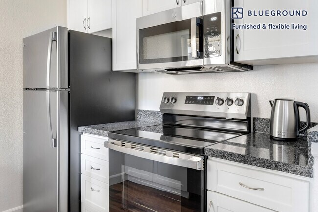 Building Photo - 900 Pepper Tree Ln