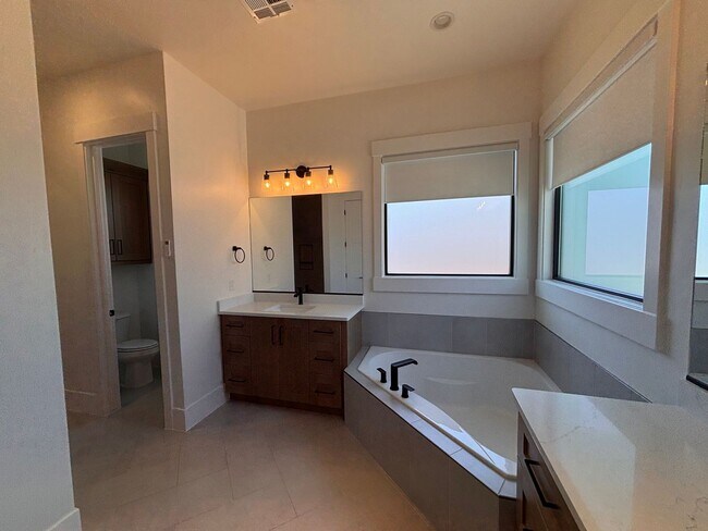 Building Photo - Beautiful 5 bed | 4 Bath | 3 Car Garage