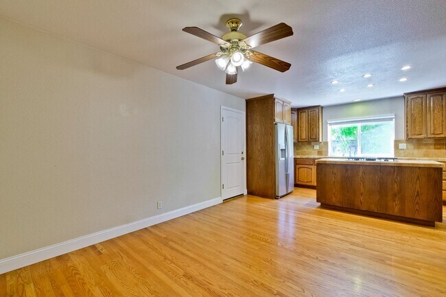 Building Photo - Spacious Home l Massive 12,525 Sq Ft Lot l...