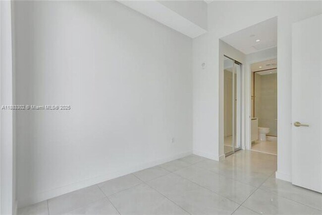 Building Photo - 2655 S Bayshore Dr