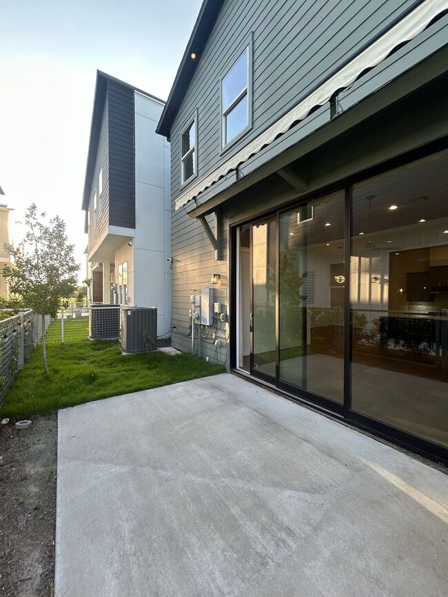 Building Photo - Charming Three Bedroom in Houston!