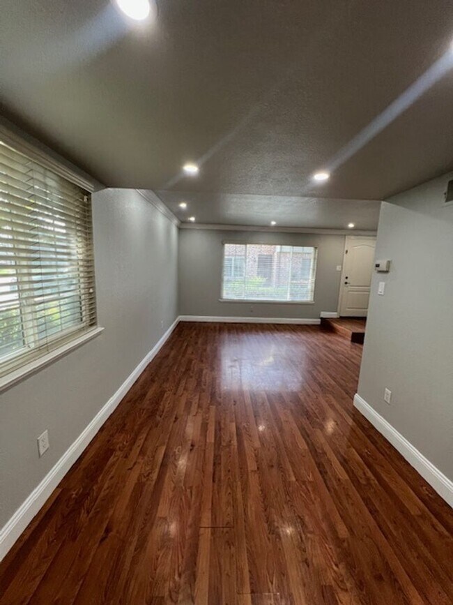 Building Photo - Beautiful 3 Bedroom and 1.5 Bathroom Condo $2,195.00 Available Now