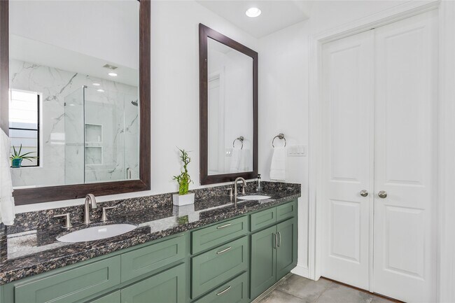 Building Photo - 8817 Lakeshore Bend Dr