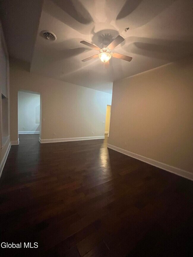 Building Photo - 256 Broadway