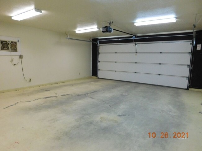 Building Photo - Charming 3-Bedroom Home with Solar, A/C & ...