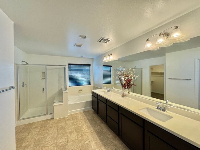 Building Photo - Newer Home with Gated Community Single Fam...