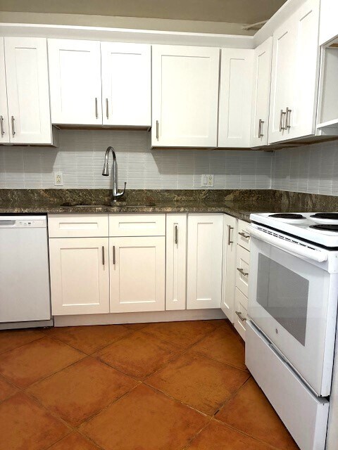 Building Photo - 2500 NE 135th St