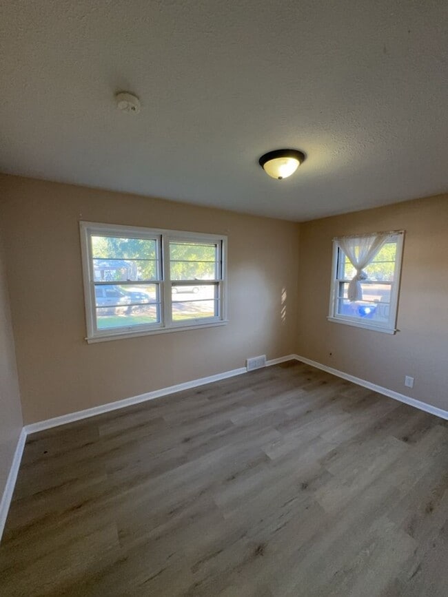 Building Photo - Beautifully Updated 3 Bedroom 2 Bath Home ...