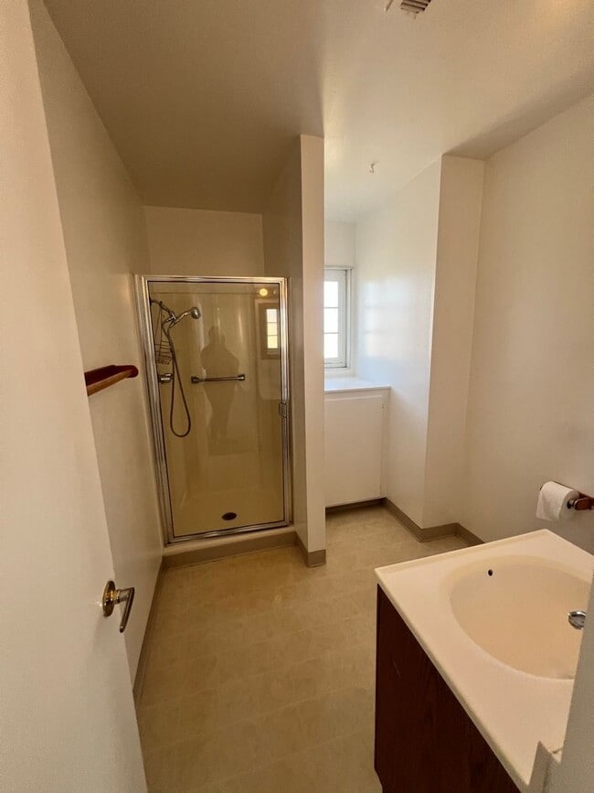 Building Photo - Spacious 2-Story House in Whittier