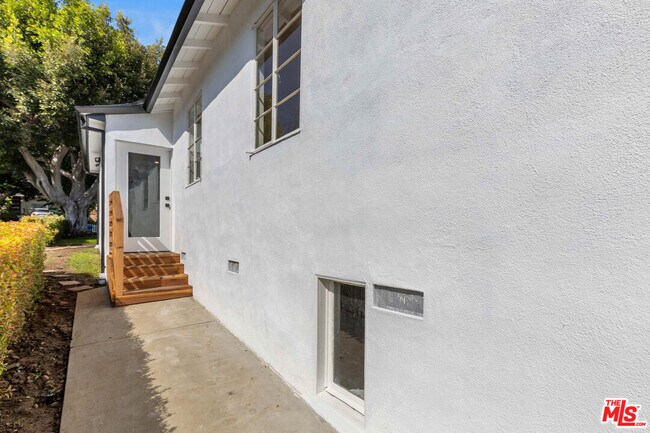 Building Photo - 3444 S Bentley Ave