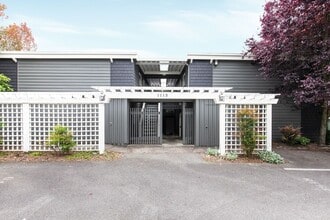 Building Photo - 1 Bedroom Kirkland Condo with View
