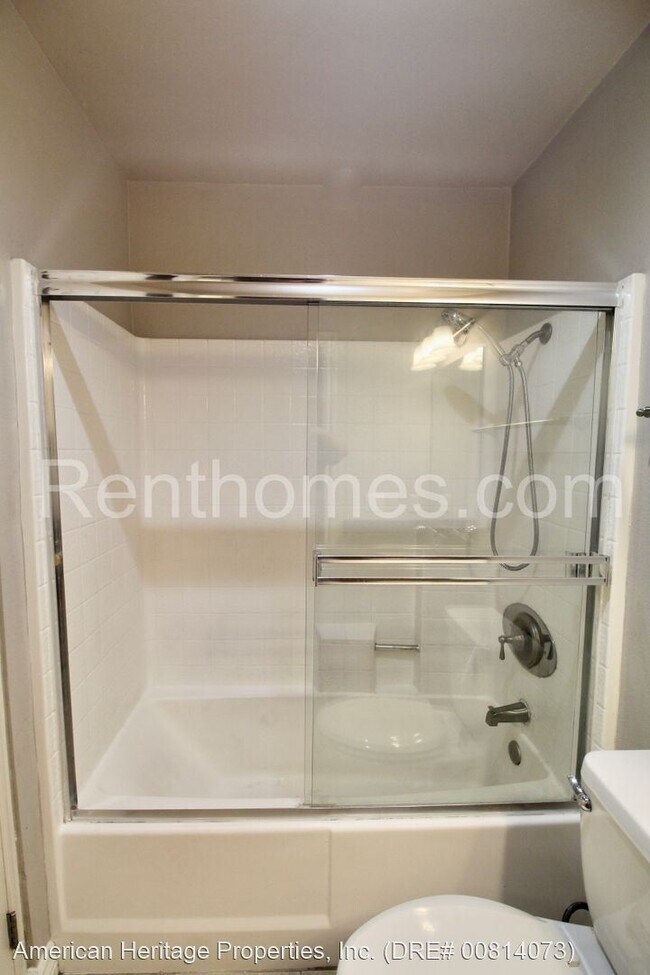 Building Photo - 2 br, 2 bath House - 9929 Erma Road #103