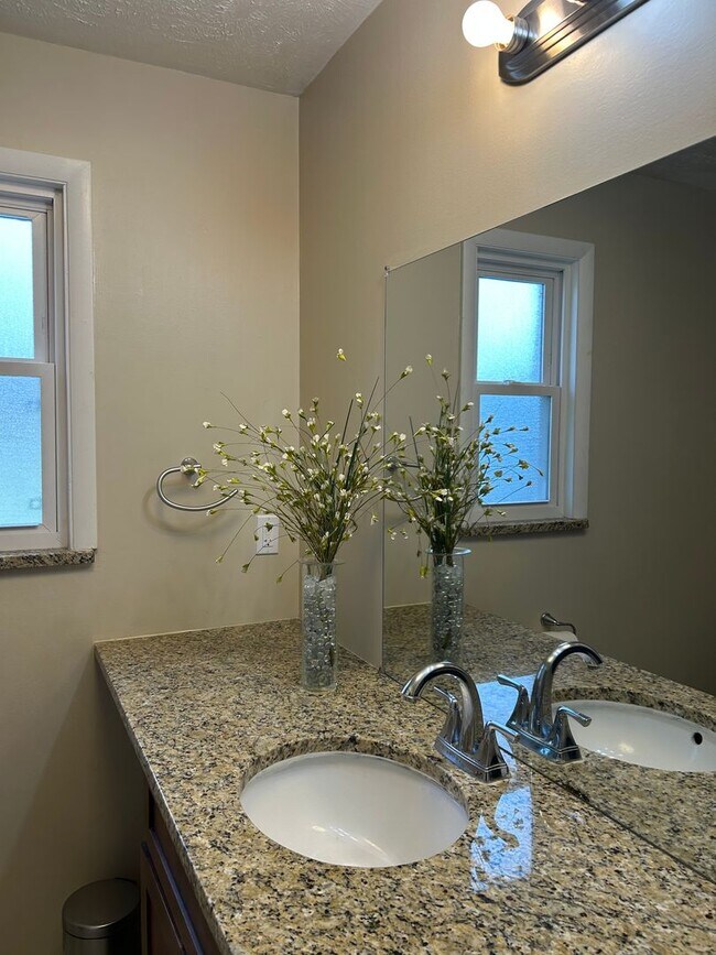 Building Photo - Brick Ranch for Rent in Highland  HTS close to the freeway