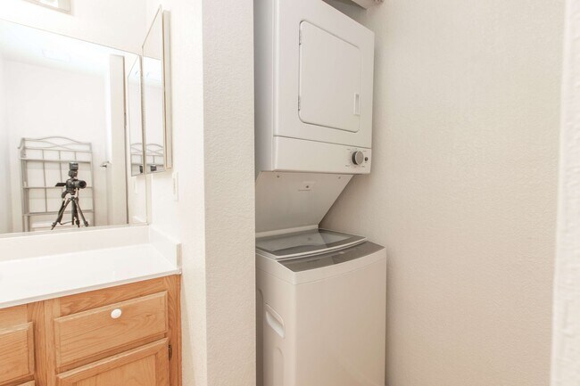Building Photo - MOVE-IN READY! 2 BEDROOM, 2 BATH, GROUND L...