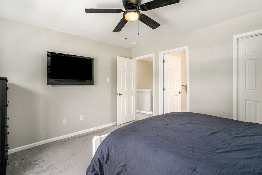 Building Photo - 5905 Drawbridge Ct