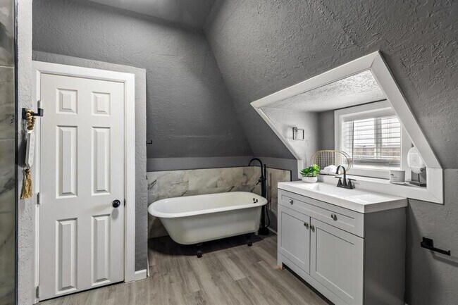 Building Photo - 1320 W Frisco St