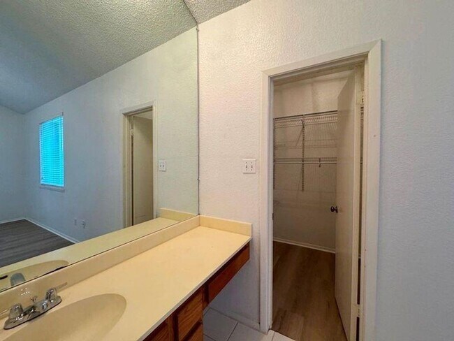 Building Photo - Charming 2/2 condo in Westcreek Landing!