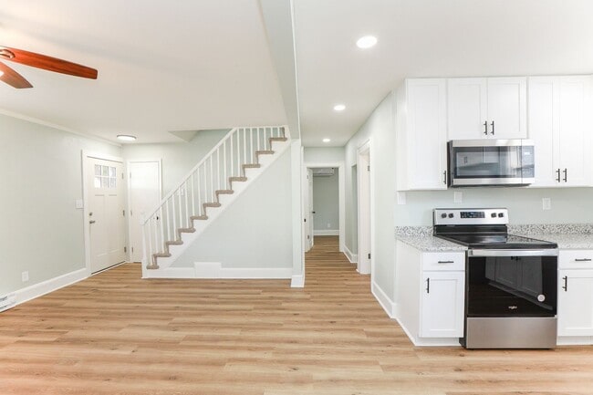 Building Photo - Charming Bungalow