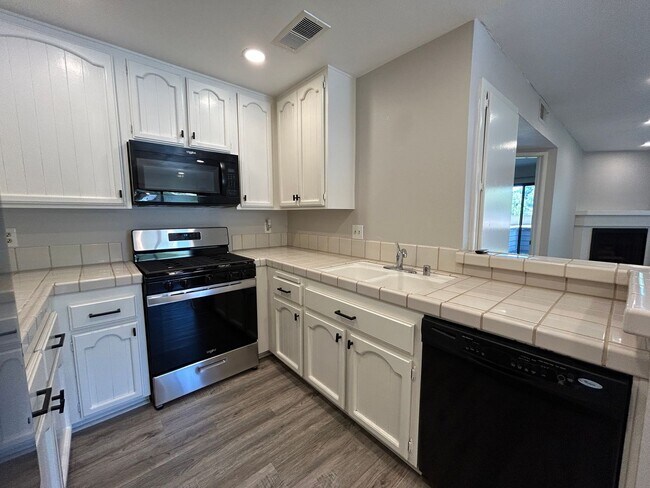 Building Photo - Beautiful 3 Bed 2 Bath Condo in Yorba Linda with Greenbelt Views