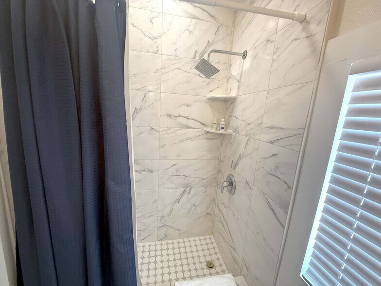 Building Photo - 3006 Gulf Dr