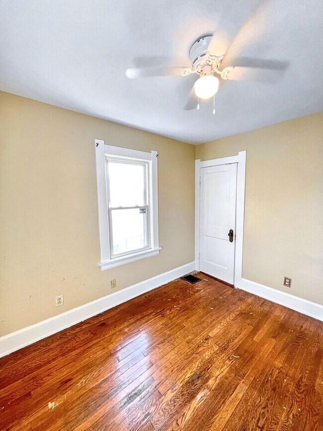 Building Photo - Charming 3-Bedroom Home / Pet-Friendly / V...