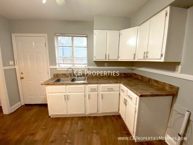 Building Photo - 1032 N Evergreen St