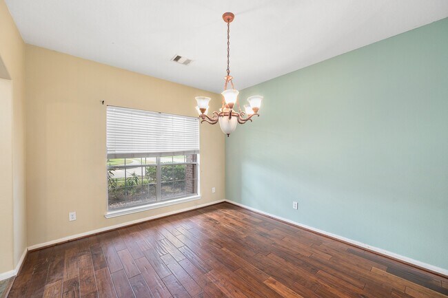 Building Photo - 10003 Lynette Falls Dr