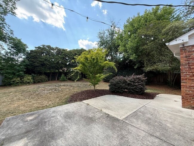 Building Photo - 5017 Sandlewood Dr