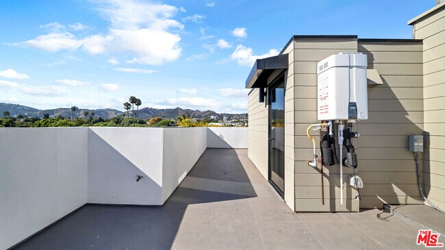 Building Photo - 1123 N Formosa Ave