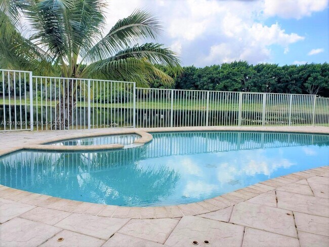 Building Photo - 777 Tanglewood Cir