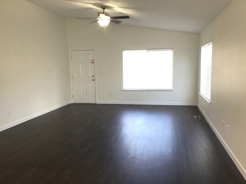 Building Photo - 18258 Oakbrook Ln