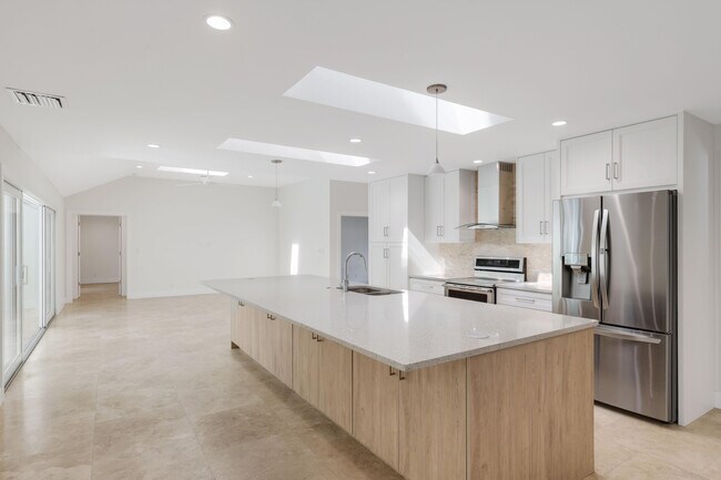 Building Photo - 1386 S Atlantic Dr