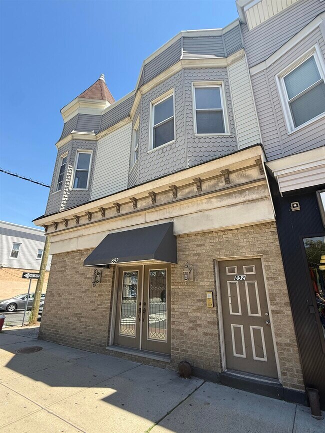 Building Photo - 892 Broadway