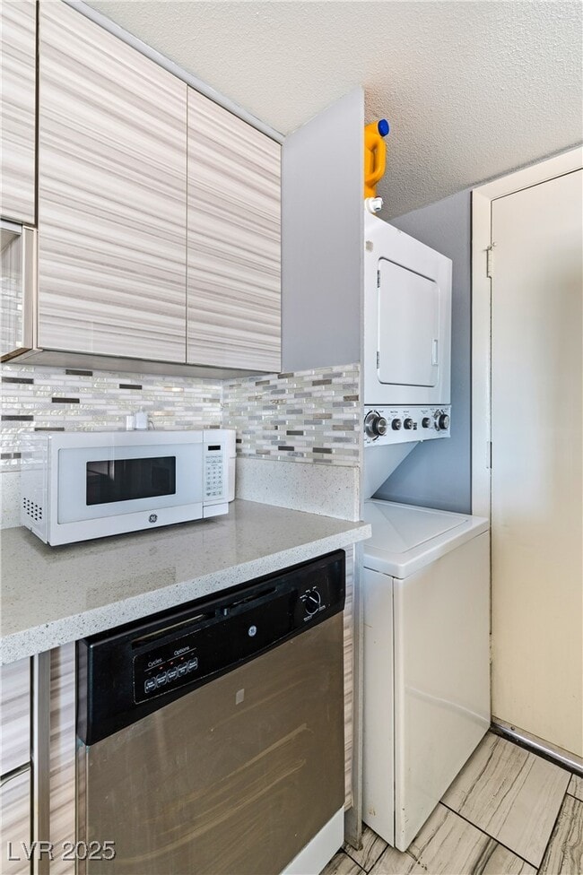 Building Photo - 1372 Lorilyn Ave