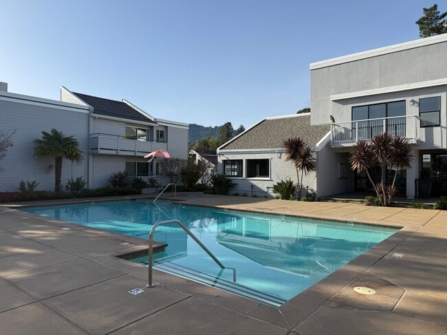 Building Photo - ONE BEDROOM ONE BATH UPDATED UPPER UNIT CONDO IN LARKSPUR ISLE