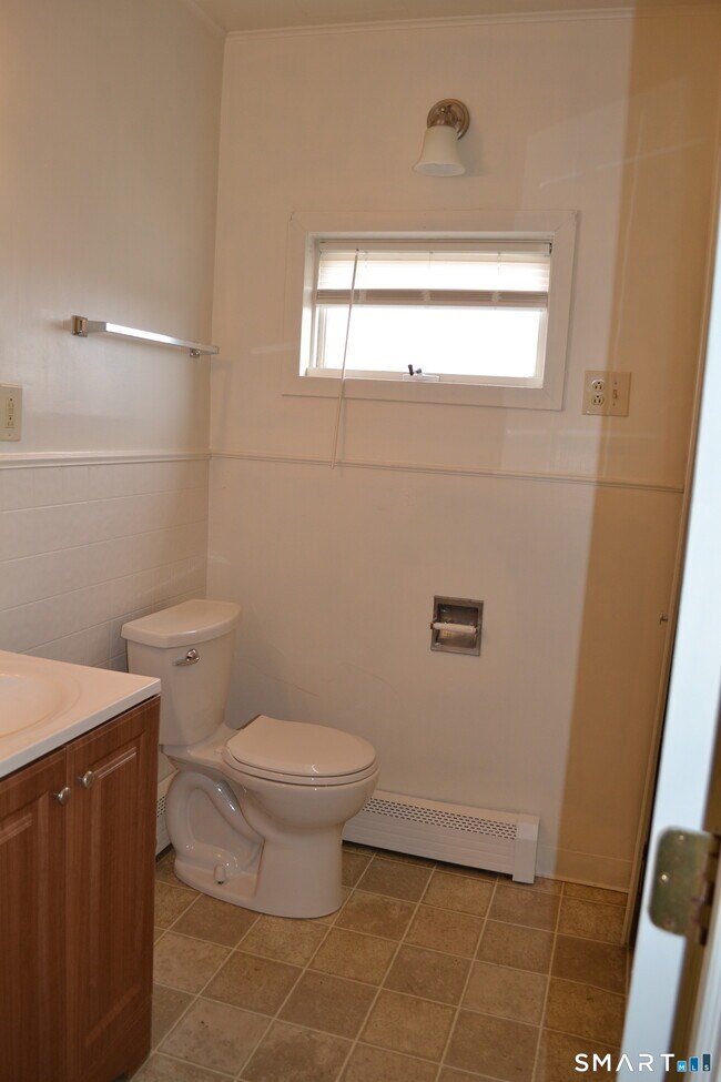 Building Photo - 835 Bank St