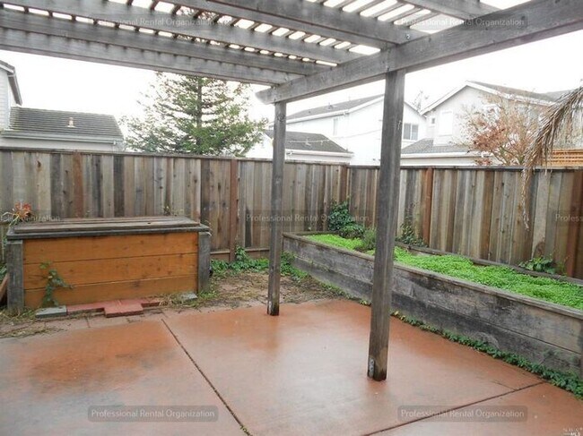 Building Photo - Large family home in desirable area