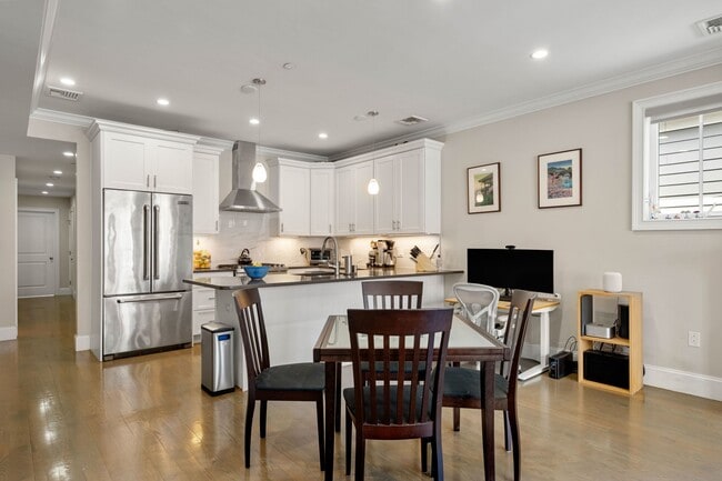 Building Photo - 205 W 8th St