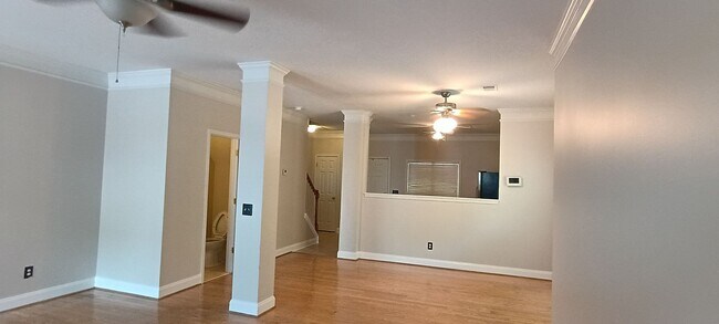 Building Photo - Lovely Townhome in Southeast Columbia