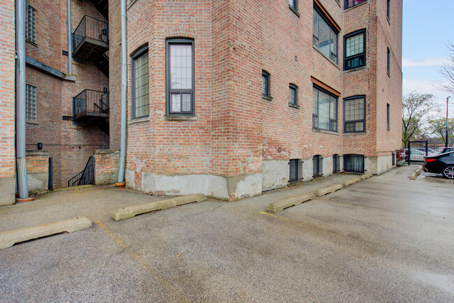 Building Photo - 5001 S King Dr