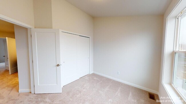 Building Photo - 2708 S Spurway Dr