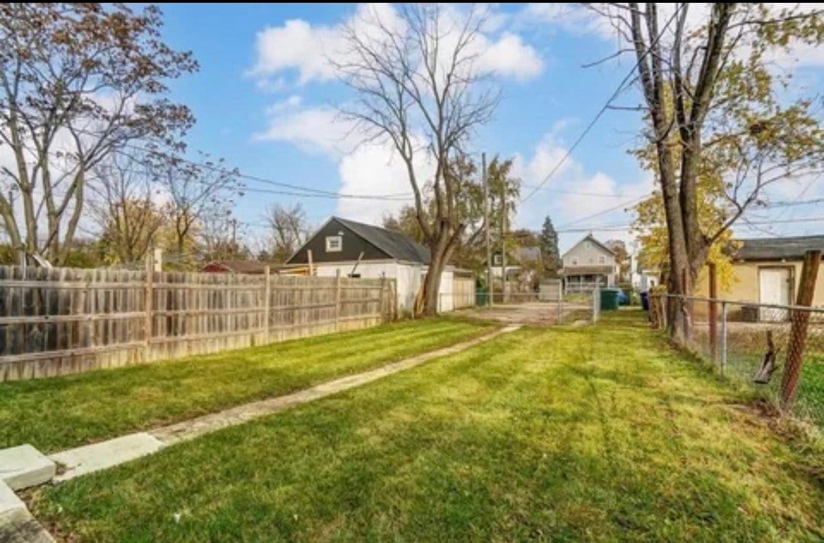 Building Photo - 402 S Richardson Ave